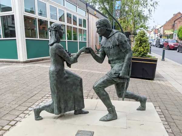 ROBIN AND MARIAN statue Edwinstowe High Street